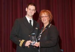 photo of David Sohl accepting alumni award