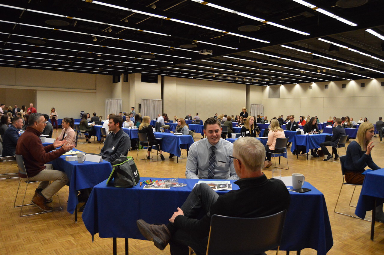 Students enjoy 'speed networking' with local professionals - Drake  University Newsroom